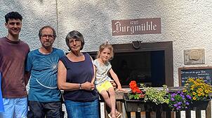 Die Nachfolge scheint für die Burgmühle gesichert zu sein, auf jeden Fall ist die ganze Familie mit eingespannt (von links) Sohn Marlon ...
