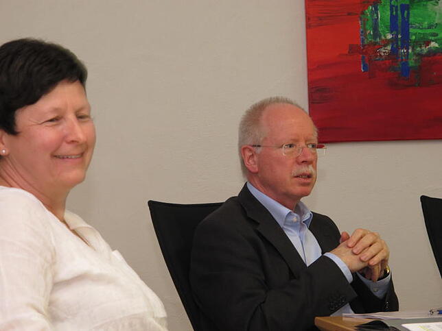 Geschäftsführer Andreas Gräfe von der BLS zusammen mit Bürgermeisterin Roswitha Beck im Gemeinderat. Bild: Wilfried Koch