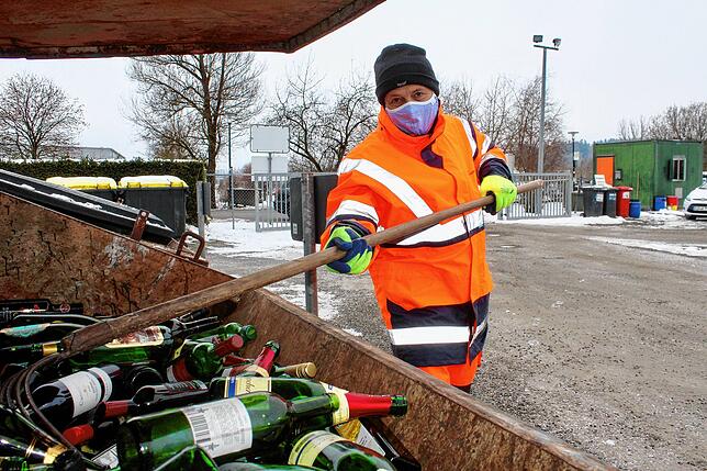 Altglas wird getrennt nach Farben gesammelt, am besten ohne Verschlüsse und Deckel. Unser Bild zeigt Recyclinghof-Mitarbeiter Günter Leute.