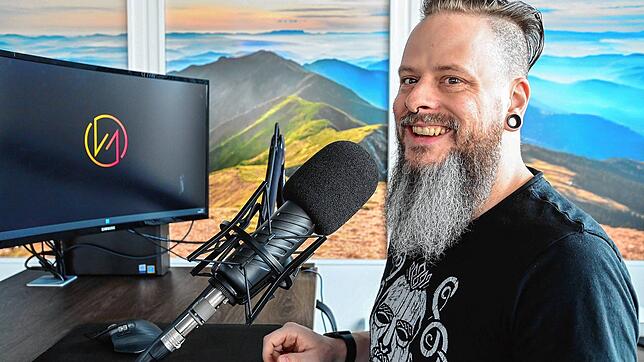 Andy Feind vor seinem Mikrofon. Hier vertont der professionelle Sprecher Podcasts.
