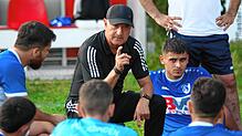 Gut zuhören: Georg Isele ist seit dieser Saison als Trainer beim A-Kreisligisten FC Erzingen tätig. Der 60-Jährige bringt viel Wissen ...