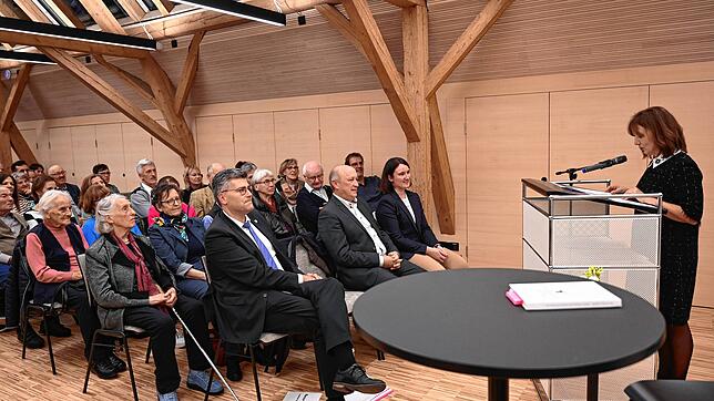 Autorin Susanna Heim bei ihrer Ansprache zur Präsentation ihres Buches: „Mein Vater, der Bürgermeister – Erinnerungen an Bertold ...