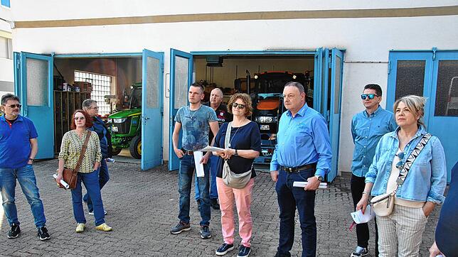 Am Standort Öflingen der Technischen Dienste ließen sich die Gemeinderäte deren Arbeit und Ausstattung erklären. Fotos: Ralph Fautz