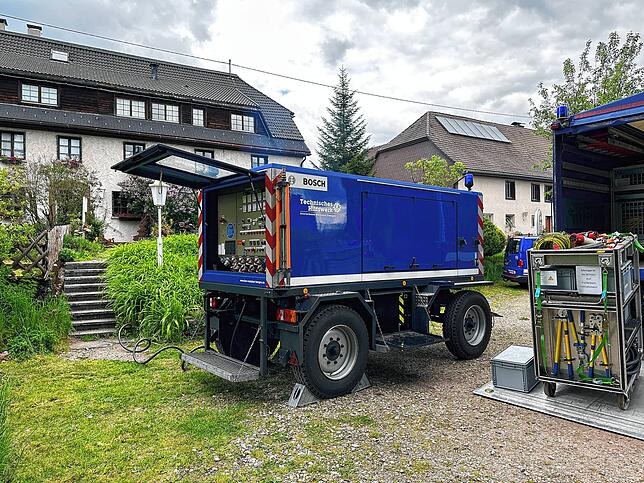 Die Netzersatzanlage im Einsatz vor dem Hotel.