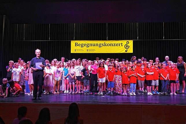 Mathias Lauer, Beauftragter des Landesprogramms Begegnungskonzerte, verlieh den Teilnehmern in der Stadthalle Waldshut eine Urkunde des ...
