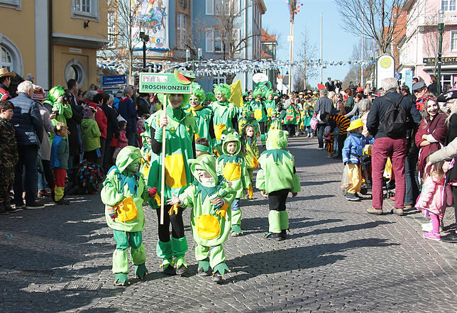 Die Gruppe des Donaueschinger Kindergartens Pfiffikus geht beim Kinderumzug als quakende, grüne Froschgruppe.