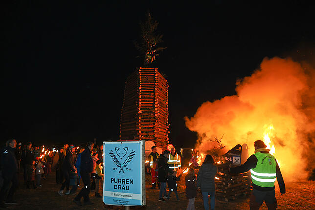 Bild 2: Litzelstetten 2025: Diese Funkenfeuer-Bilder fangen die Tradition perfekt ein!