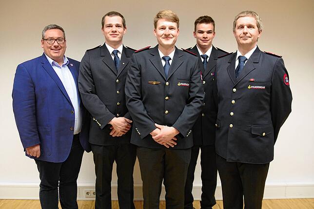 Bürgermeister Patrick Krauss (links) und Kommandant Wolfgang Leber (rechts) beförderten auf der Hauptversammlung der Freiwilligen ...