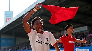 Freiburgs Junior Adamu jubelt nach dem Sieg bei Holstein Kiel.