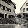 Fensterhohe Kieshaufen aus dem Untergrund der Bussenstraße türmen sich vor der "Krone".