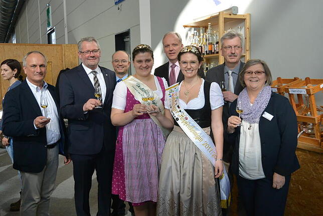 Am Messestand des Klein- und Obstbrennerverbandes Südwürttemberg-Hohenzollern wird Hochprozentiges probiert (v.l.): Gerald Erdrich, ...