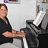 An ihrem Flügel komponiert Ingrid Kappeler-Kewes die Musik für ihr Kabarett-Programm &bdquo;Vorbeischwimmer&ldquo;. Für das ...