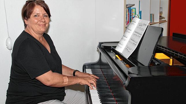 An ihrem Flügel komponiert Ingrid Kappeler-Kewes die Musik für ihr Kabarett-Programm &bdquo;Vorbeischwimmer&ldquo;. Für das ...