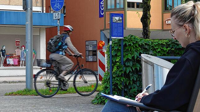 Mit von Hand geführten Strichlisten, wie hier in Friedrichshafen, hat der der Allgemeine Deutsche Fahrradclub (ADFC) die Zahl der auf ...