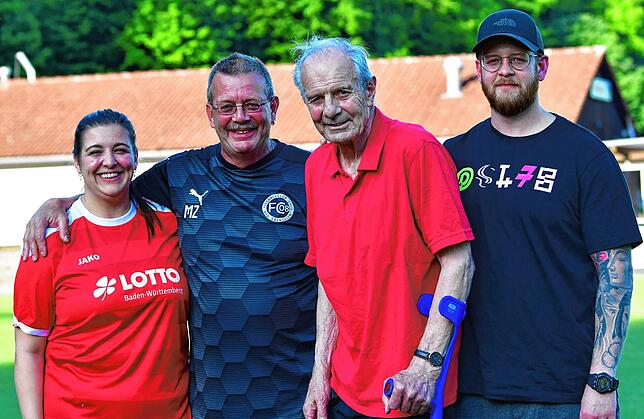 Fußballfamilie Zehe: Bei den Zehes dreht sich seit Generationen alles um Fußball. Opa Gerhard, dessen Vater Herrmann schon beim FC ...