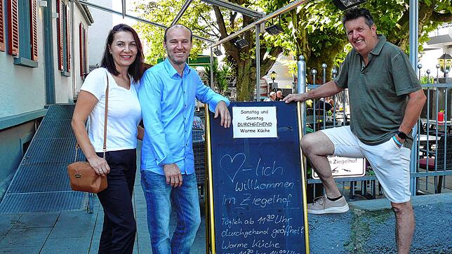 Die neuen Pächter und der aktuelle Betreiber des Ziegelhofs: Snezana und Zoran Rajkovaca, die das Lokal ab 1. Januar 2023 übernehmen und ...