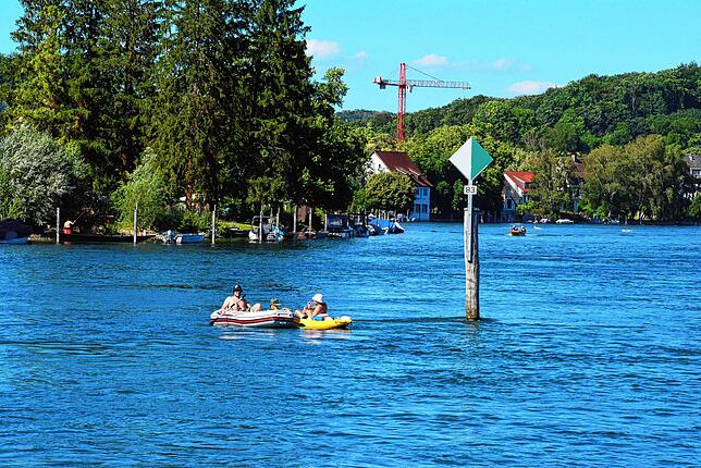 Die Gefahr der Schifffahrtszeichen auf dem Hochrhein ist bekannt. Aktuell läuft ein Versuch mit schwimmenden Zeichen.