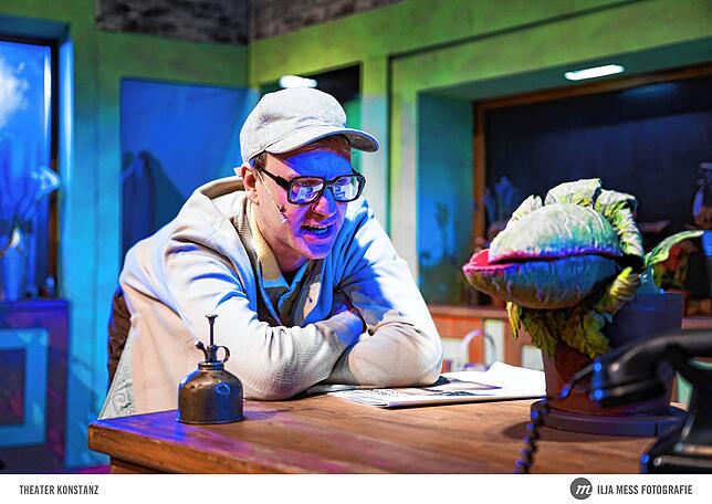 Seymour (Jasper Diedrichsen) bestaunt seine neue Züchtung.
