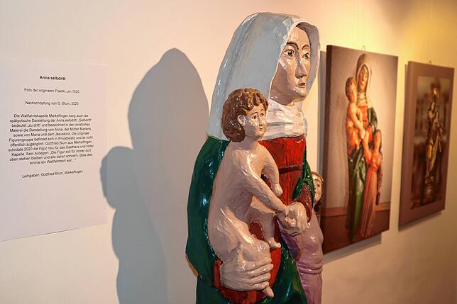 90 Prozent der Ausstellungsobjekte sind Leihgaben, wie hier ein Nachschöpfung der Plastik Anna selbdritt von Gottfried Blum aus ...