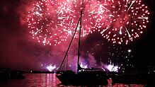 Mystisch: Das Feuerwerk vom Boot aus betrachtet. Das Spiegelbild des Spektakels am Himmel verwandelt den See in eine Farbenpracht.