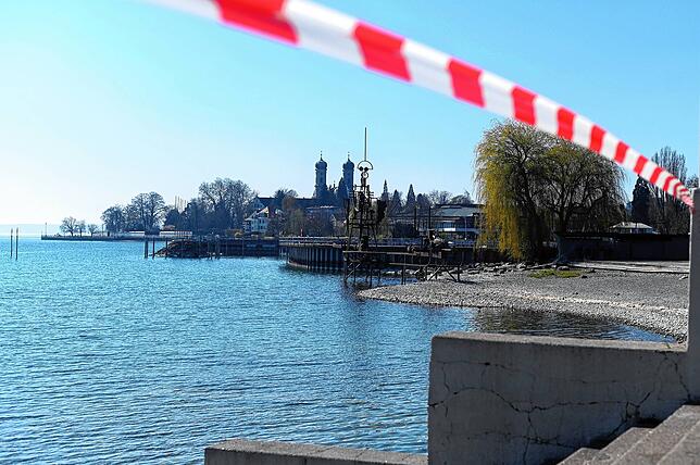 Das Absperrband flattert vor malerischer Kulisse. Die beliebte Freitreppe darf selbstverständlich auch nicht zum Sitzen genutzt werden.