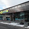 In diesem Supermarkt dürfen laut Corona-Verordnung maximal 130 Personen gleichzeitig einkaufen. Damit es nicht zu voll wird, sind die ...
