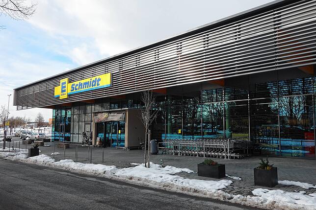 In diesem Supermarkt dürfen laut Corona-Verordnung maximal 130 Personen gleichzeitig einkaufen. Damit es nicht zu voll wird, sind die ...