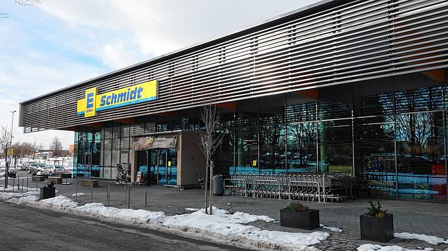 In diesem Supermarkt dürfen laut Corona-Verordnung maximal 130 Personen gleichzeitig einkaufen. Damit es nicht zu voll wird, sind die ...