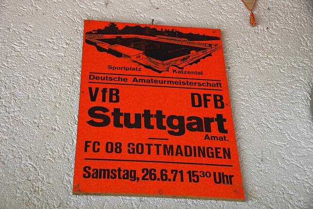 Das Plakat für die Ankündigung des Spiels gegen den VfB Stuttgart II hängt heute noch im Katzental-Clubheim.