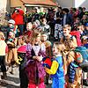 Die befreiten Kinder vor der Rathaustreppe. Auf sie regnete es zu ihrer großen Freude auch Süßigkeiten herab. Bilder: Georg Lange