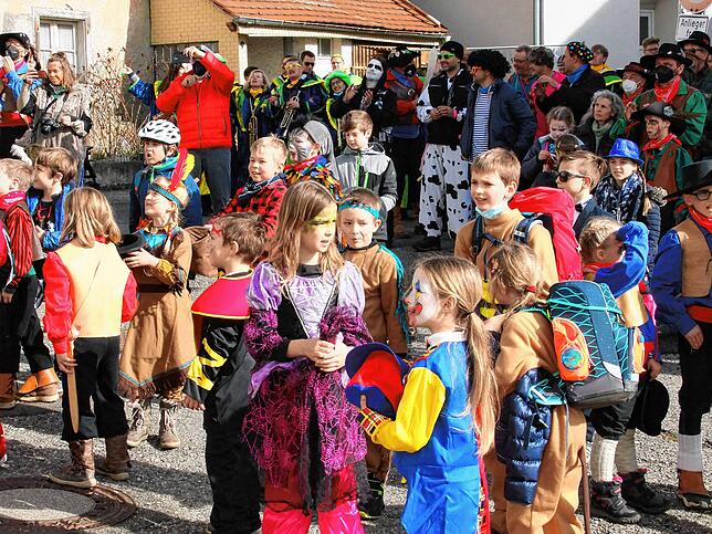 Die befreiten Kinder vor der Rathaustreppe. Auf sie regnete es zu ihrer großen Freude auch Süßigkeiten herab. Bilder: Georg Lange