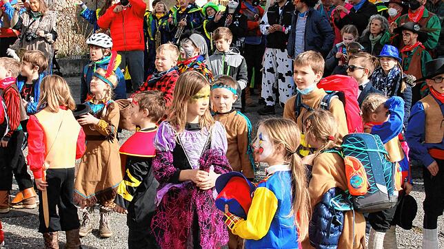Die befreiten Kinder vor der Rathaustreppe. Auf sie regnete es zu ihrer großen Freude auch Süßigkeiten herab. Bilder: Georg Lange