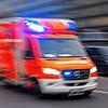 Ein Rettungswagen im Einsatz. (Symbolbild) Ein schwer verletzter Junge (7) wird nach einem Unfall in Murg in eine Kinderklinik gebracht.