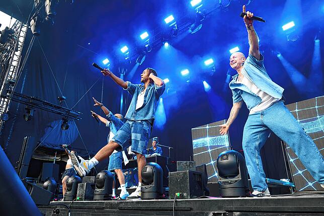 Bild 24: Hier spielt die Musik! Fans tanzen vor den Bühnen beim Campus-Festival 2025