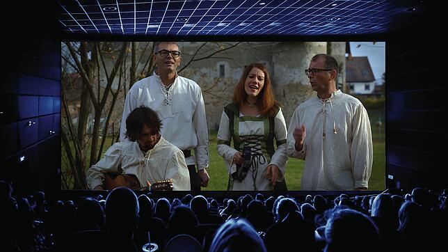 Mit der Multimedia-Show Stadtgeschichten wird am 13. April ein ganz neues Format in den Donauhallen zu sehen sein: Das Donau'Gsindel mit ...