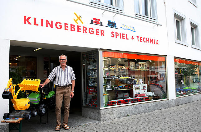 Seit Jahrzehnten drücken sich Kinder ihre Nasen an den Schaufenstern von Klingeberger Spiel + Technik in der Kreuzlingerstraße platt.