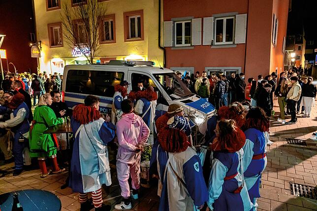Dichtes Narrentreiben herrschte vor den Kneipen in der Färberstraße.