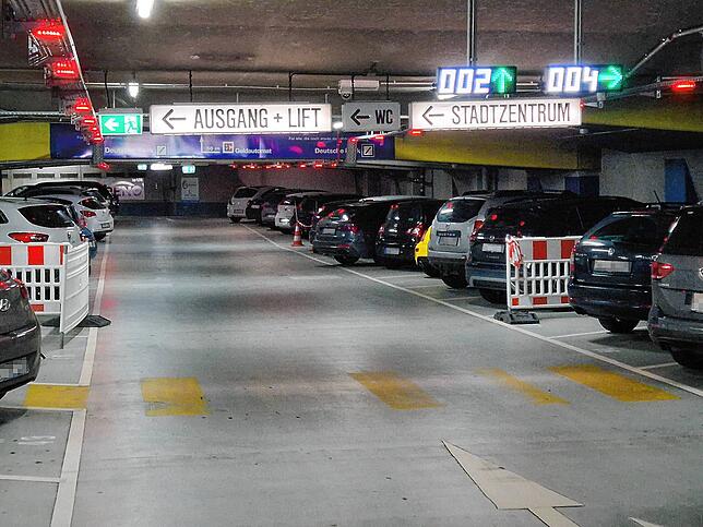 Stark frequentiert ist der öffentliche Teil der Tiefgarage, wo tagsüber kaum ein Platz zu haben ist.