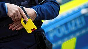 Ein Polizeibeamter demonstriert ein Distanz-Elektroimpulsgerät (DEIG oder auch Taser) im Trainingsmodus ohne scharfe Munition