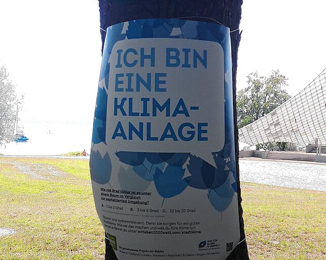Vor dem Konzertsegel: Manche Klimaanlagen brauchen ein Plakat, damit man sie als solche erkennt.