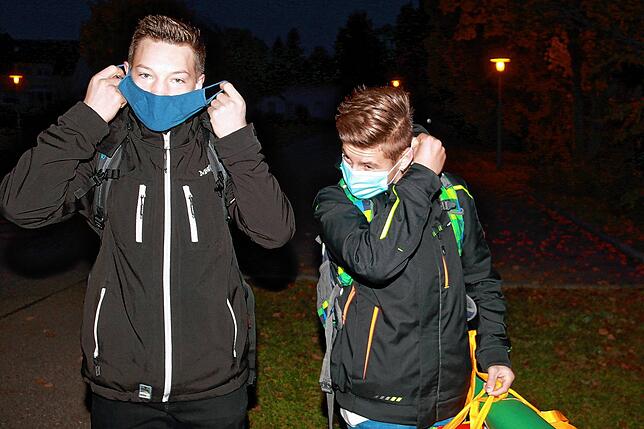 Vor dem Betreten des Schulgeländes der Gemeinschaftsschule Mönchweiler ziehen die Schüler Chris (links) und Jonas ihren ...