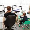 Diese Harmonie ist oft nur eine Momentaufnahme. Homeoffice und Kinderbetreuung gleichzeitig sind eine riesige Kraftanstrengung für ...
