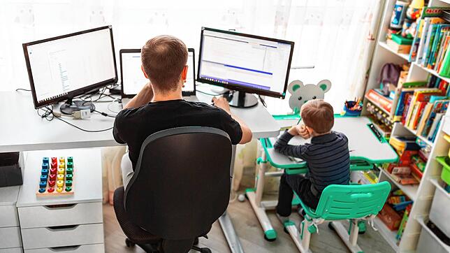 Diese Harmonie ist oft nur eine Momentaufnahme. Homeoffice und Kinderbetreuung gleichzeitig sind eine riesige Kraftanstrengung für ...