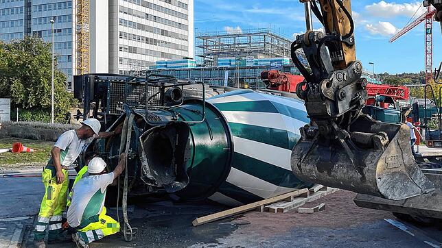 Nach einem Ausweichmanöver ist der Betonmischer im Kreisverkehr in Kaiseraugst umgekippt.