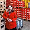 Es wird schwerer, aber noch gibt es etwas zu lachen: Eveline Kalb, die die Löwenbrauerei in Bräunlingen führt, im Lager des Betriebs.