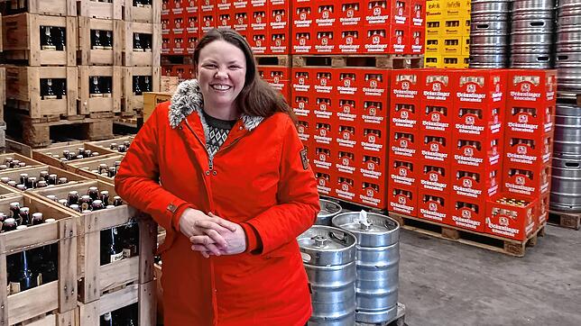 Es wird schwerer, aber noch gibt es etwas zu lachen: Eveline Kalb, die die Löwenbrauerei in Bräunlingen führt, im Lager des Betriebs.