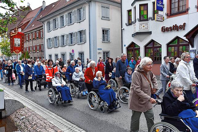 Bild 9: Hüfinger feiern ihr Fronleichnamsfest auch mit stark verkürzten Blumenteppichen