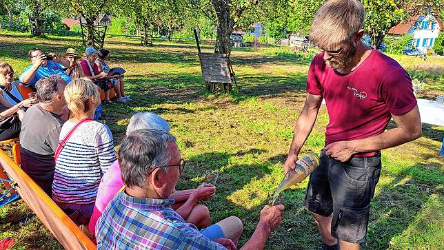Zum Abschluss der Betriebsführung dürfen die SÜDKURIER-Leser Säfte, Most und Gelee bei einer Verköstigung auf der Streuobstwiese selbst ...