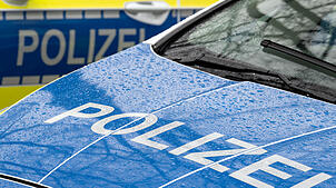 Polizei-Fahrzeuge waren auf der Suche nach einem Falschfahrer auf der A81 (Symbolbild).
