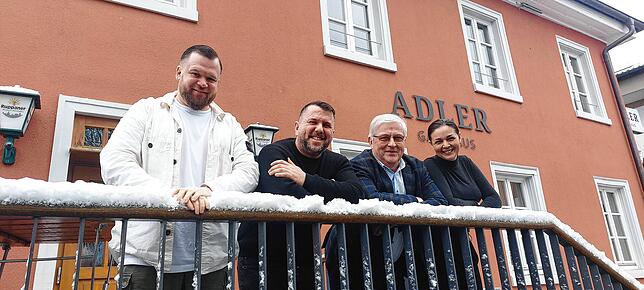 Noch liegt etwas Schnee auf der Veranda im Eingangsbereich zum Adler – doch bald zieht wieder Leben in das Traditionshaus. Von links: ...